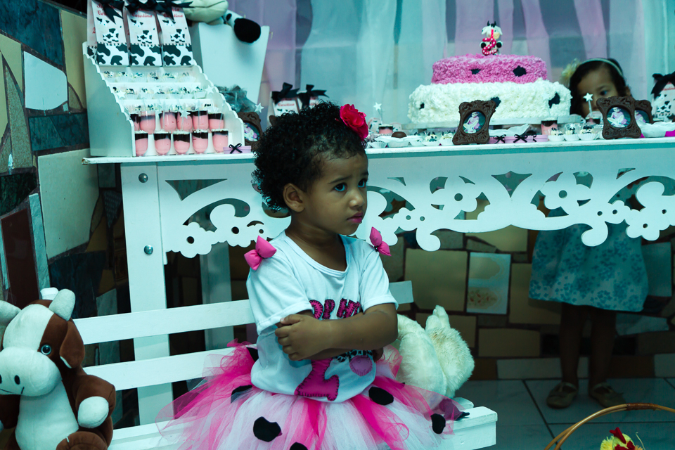 Sophia com braços cruzados pelo fotógrafo Douglas Maia