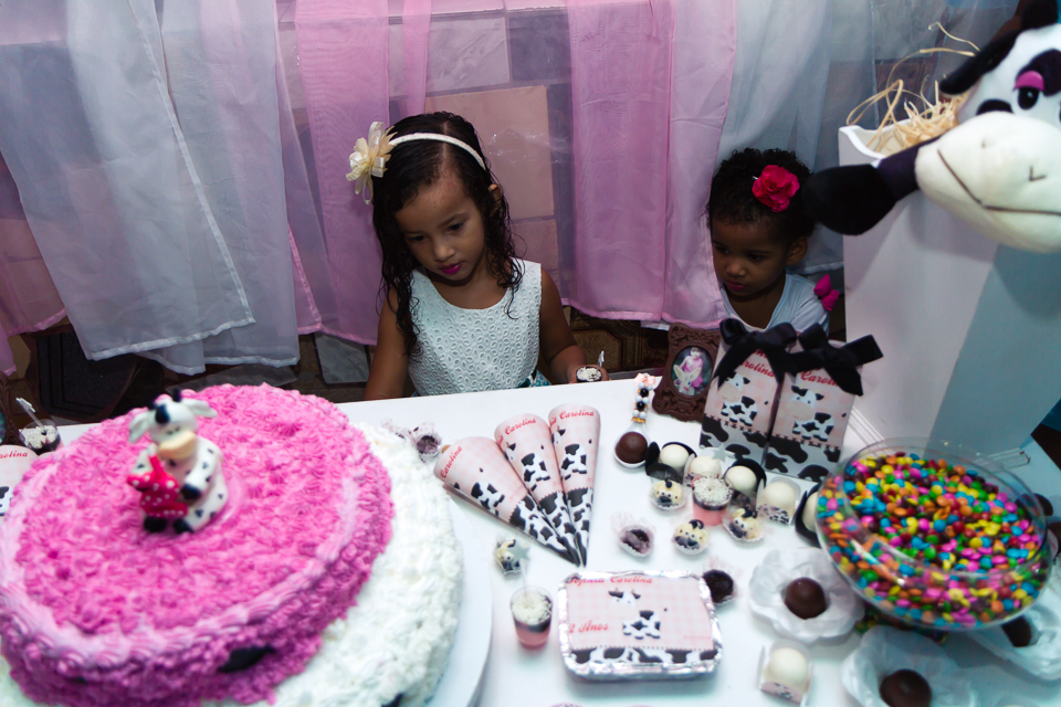 Sophia atrás da mesa do bolo pelo fotógrafo Douglas Maia