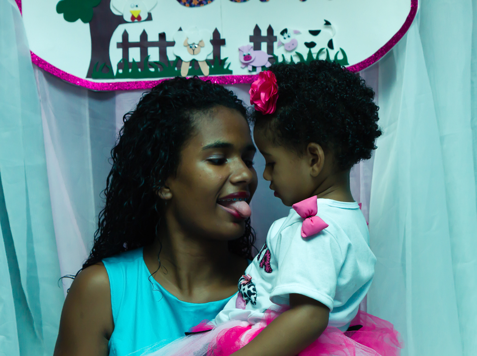 Mamãe fazendo careta com a Sophia pelo fotógrafo Douglas Maia