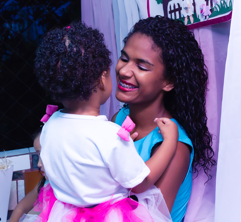 Mãe sorrindo para Sophia pelo fotógrafo Douglas Maia