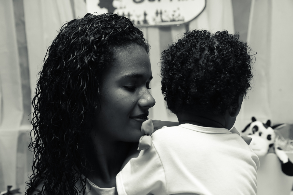 Mãe e filha foto preto e branco pelo fotógrafo Douglas Maia