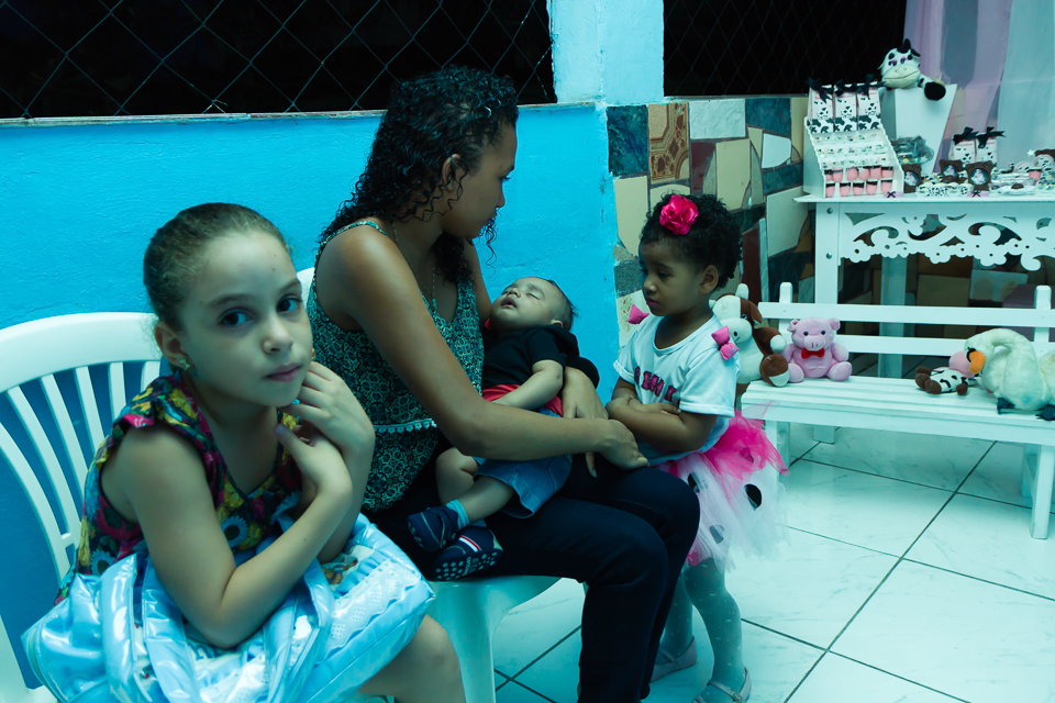 Menino dormindo pelo fotógrafo Douglas Maia