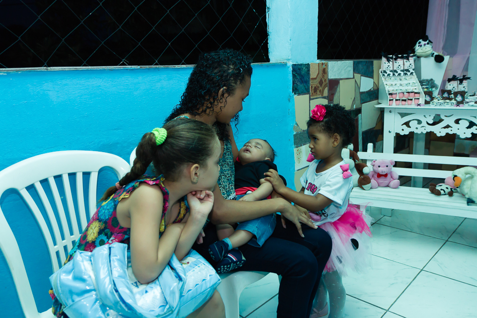 Sophia carinhosa com menino pelo fotógrafo Douglas Maia
