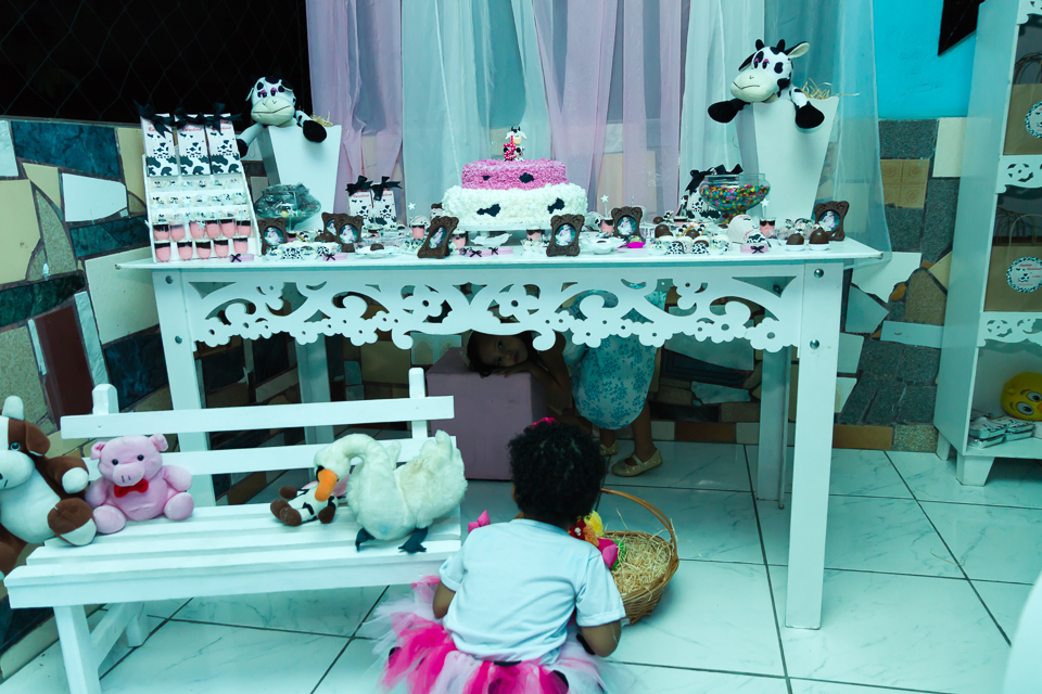 Sophia olhando debaixo da mesa pelo fotógrafo Douglas Maia