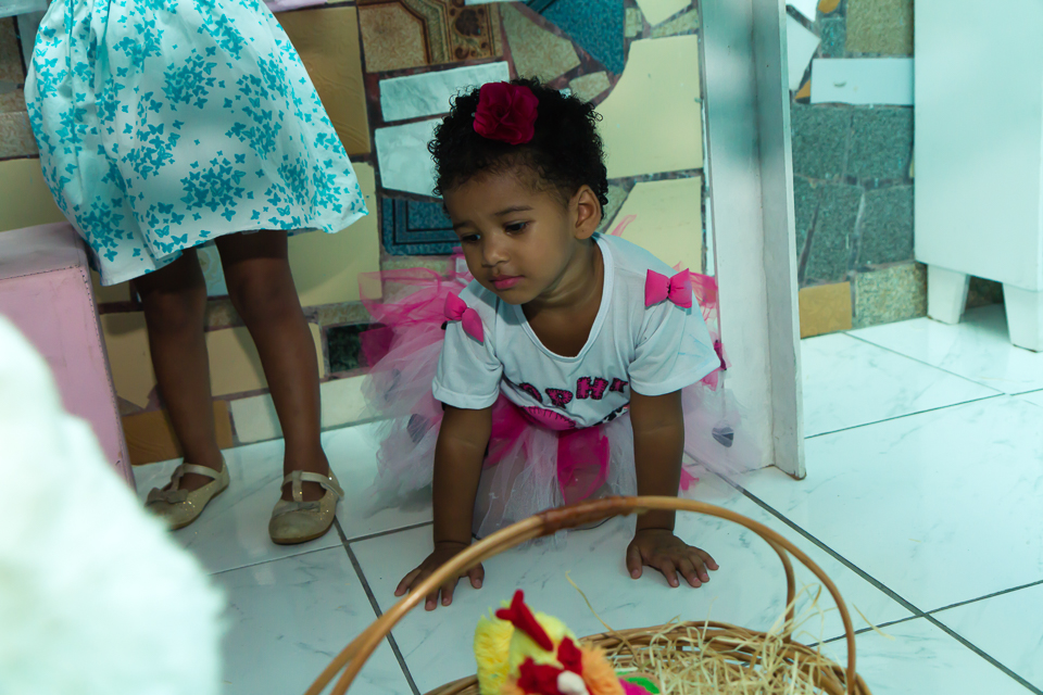 Sophia brincando no chão pelo fotógrafo Douglas Maia