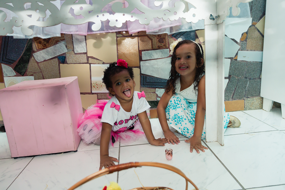 Sophia e sua prima e amiga pelo fotógrafo Douglas Maia