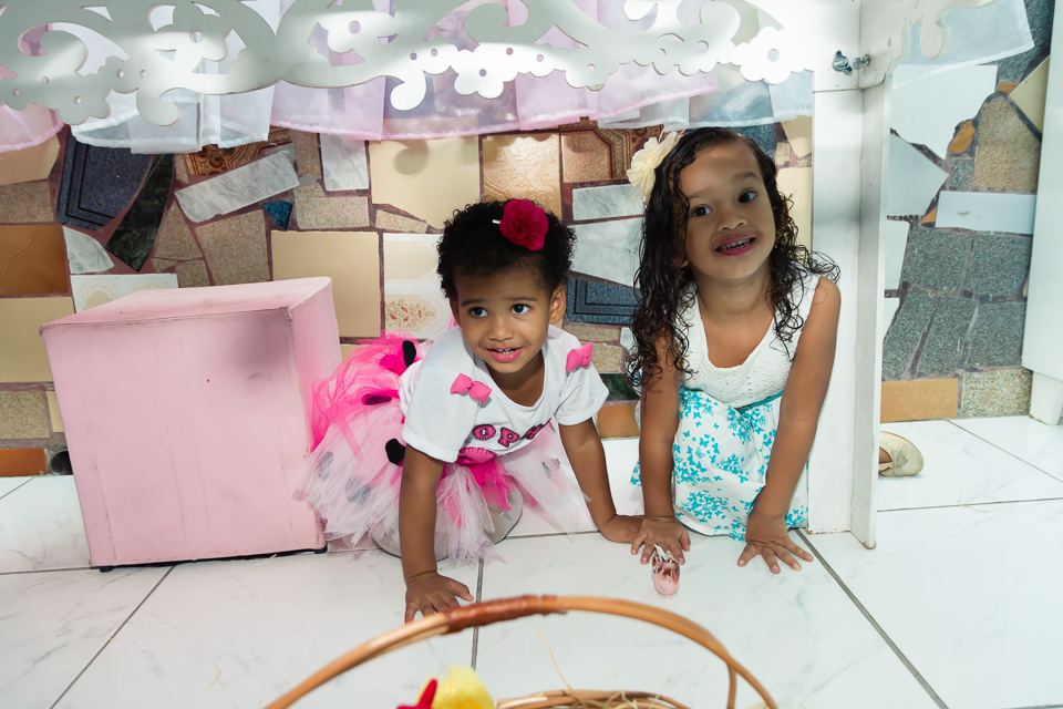 Sophia e prima sorrindo pelo fotógrafo Douglas Maia