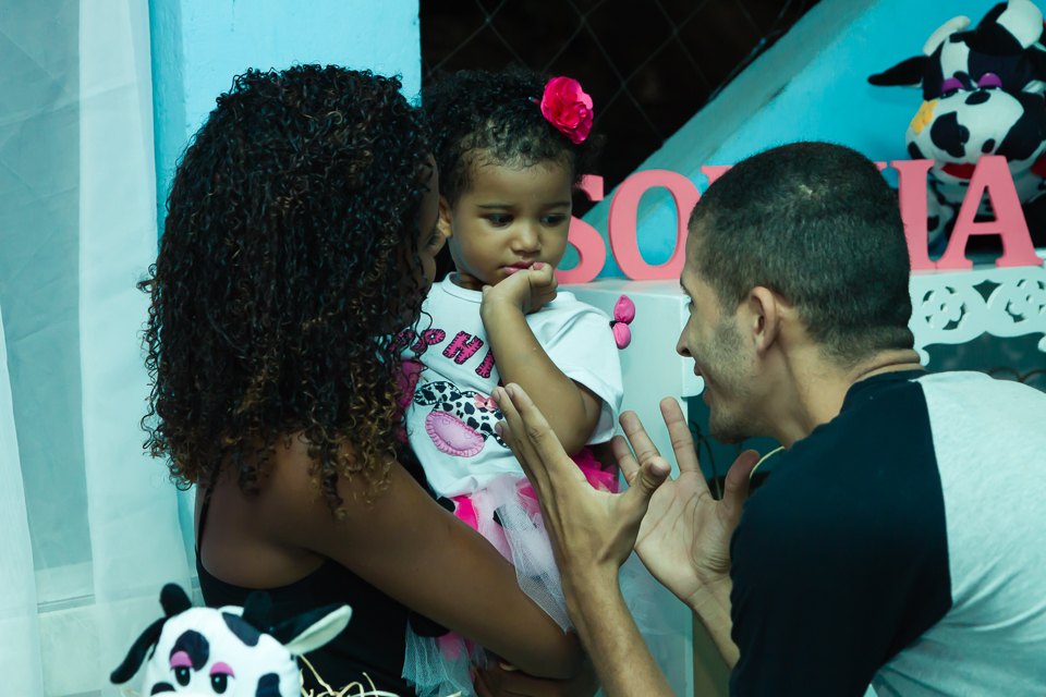 Rapaz brinca com Sophia pelo fotógrafo Douglas Maia