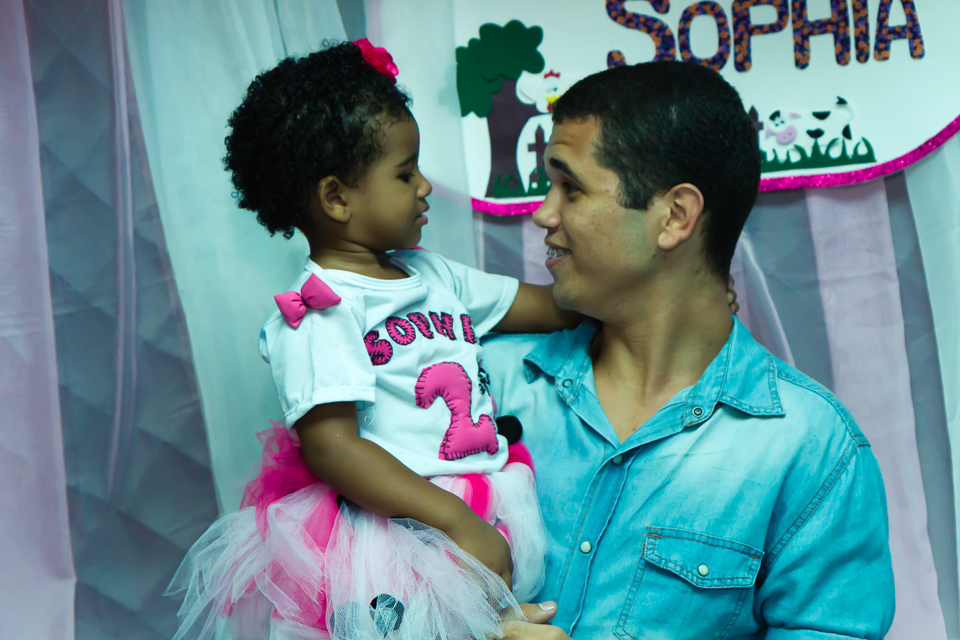 Sophia e convidado se olhando pelo fotógrafo Douglas Maia