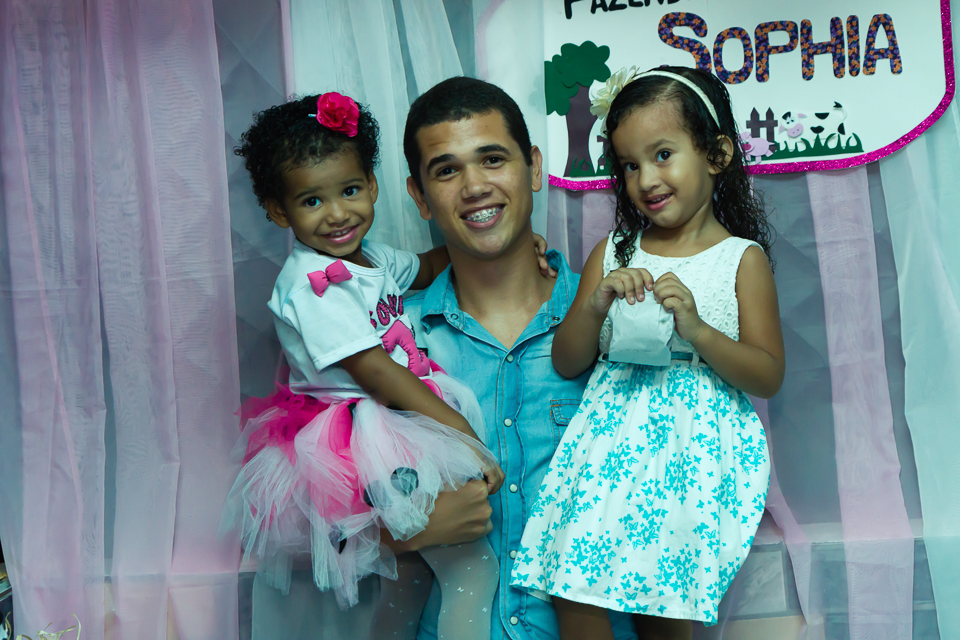 Sophia e prima sendo carregadas pelo fotógrafo Douglas Maia