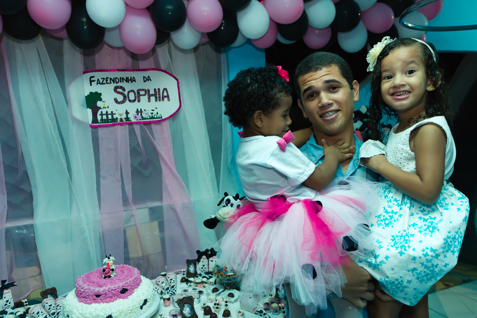 Sophia e sua prima com amigo pelo fotógrafo Douglas Maia