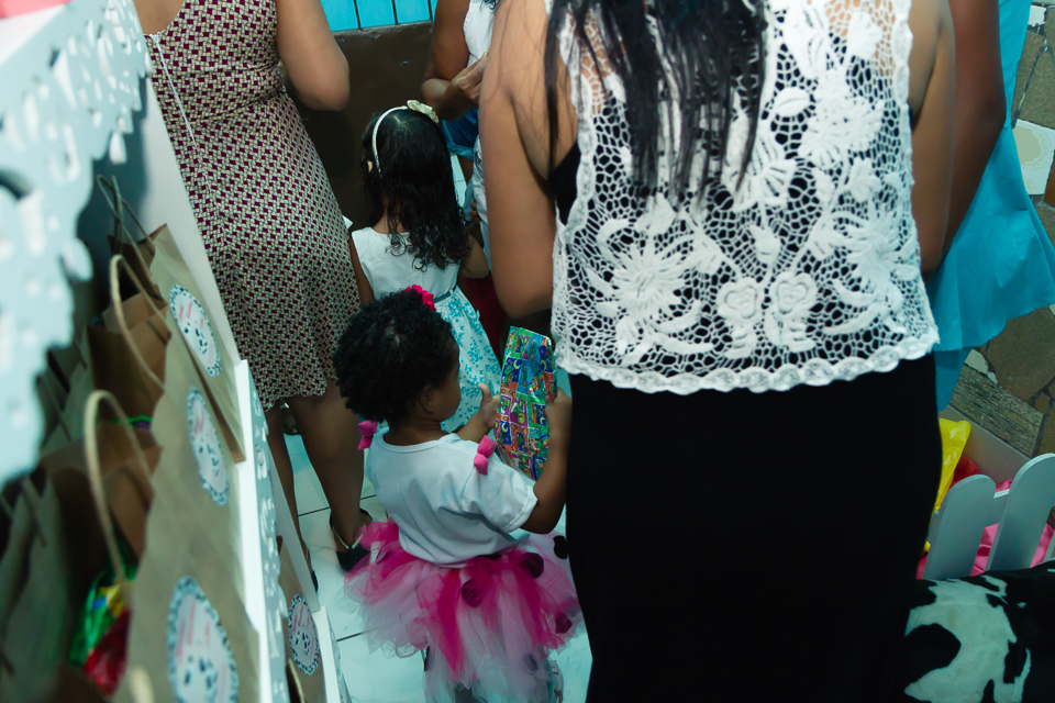 Sophia recebe presente pelo fotógrafo Douglas Maia