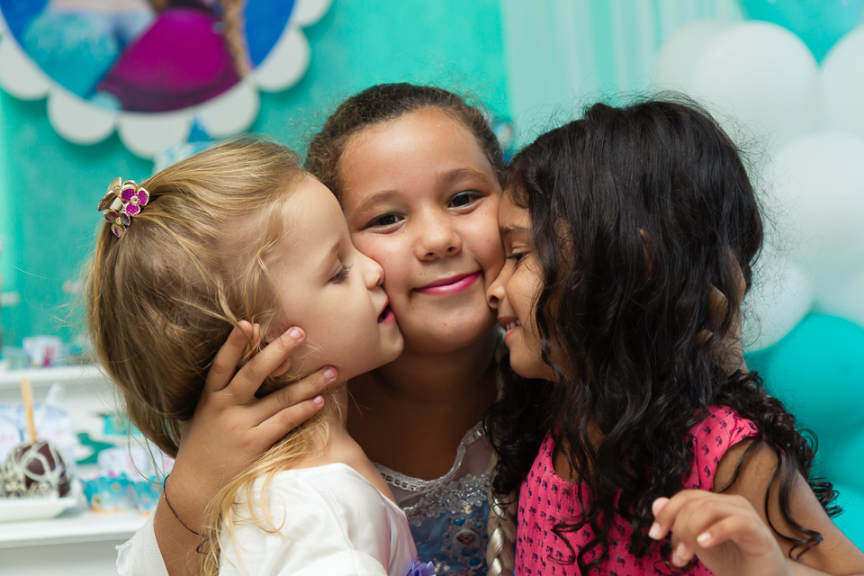 Maria Eduarda recebe carinho de amigas pelo fotógrafo Douglas Maia