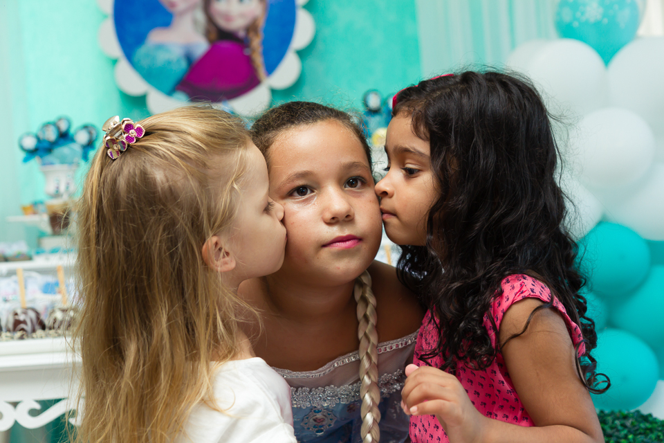 Maria Eduarda com amigas carinhosas pelo fotógrafo Douglas Maia