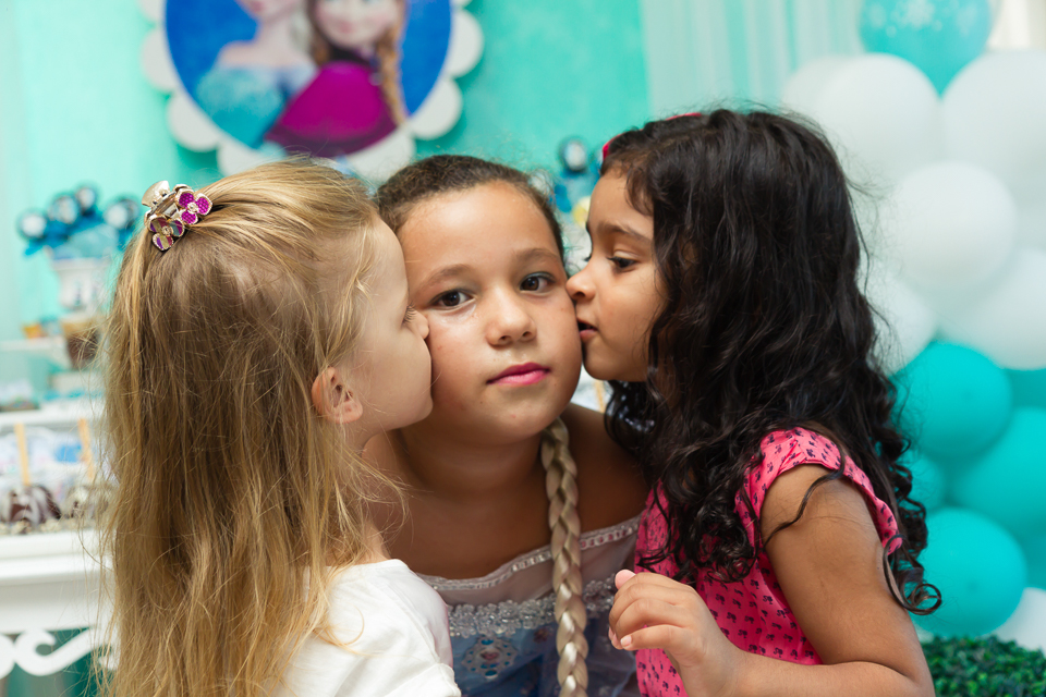 Recebendo carinho das amigas pelo fotógrafo Douglas Maia