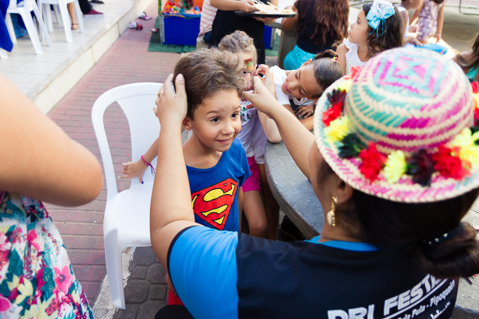 Menino arrumando cabelo pelo fotógrafo Douglas Maia