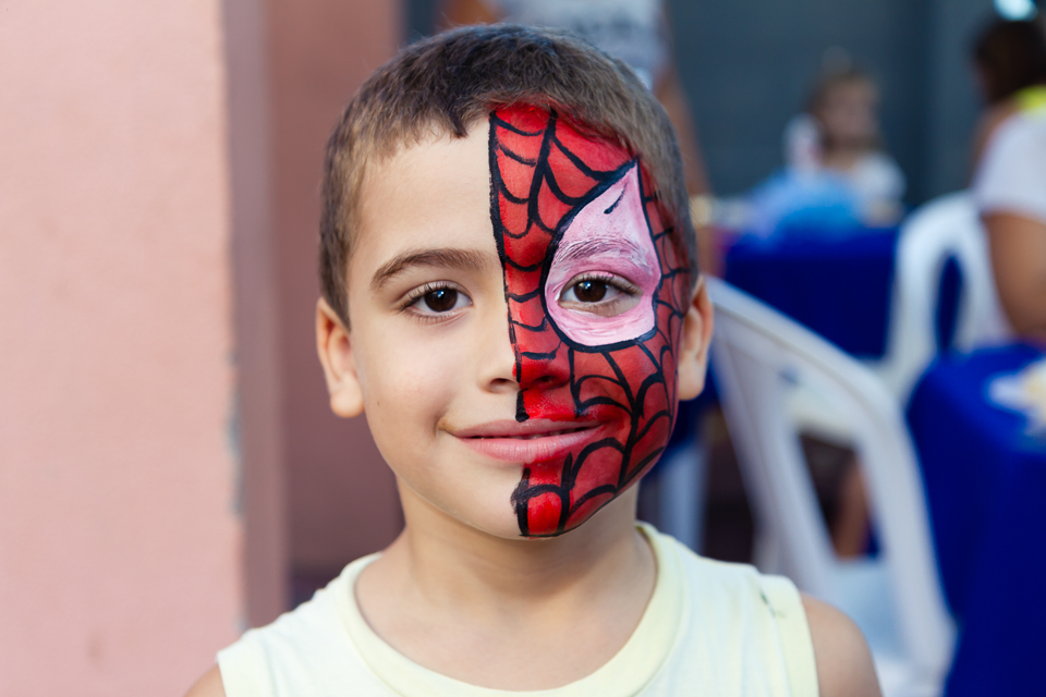 Menino com pintura infantil no rosto de homem aranha pelo fotógrafo Douglas Maia