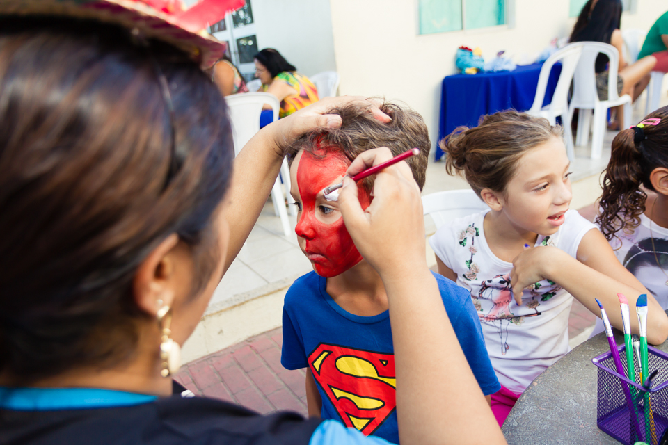 Pintura facial infantil super homem pelo fotógrafo Douglas Maia
