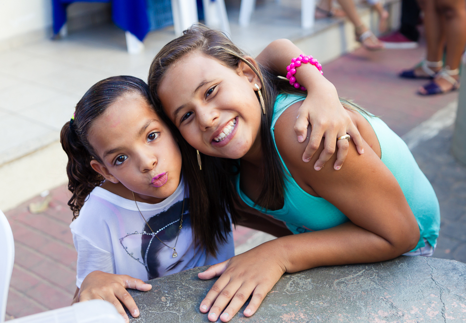 Meninas felizes na festa da Duda pelo fotógrafo Douglas Maia