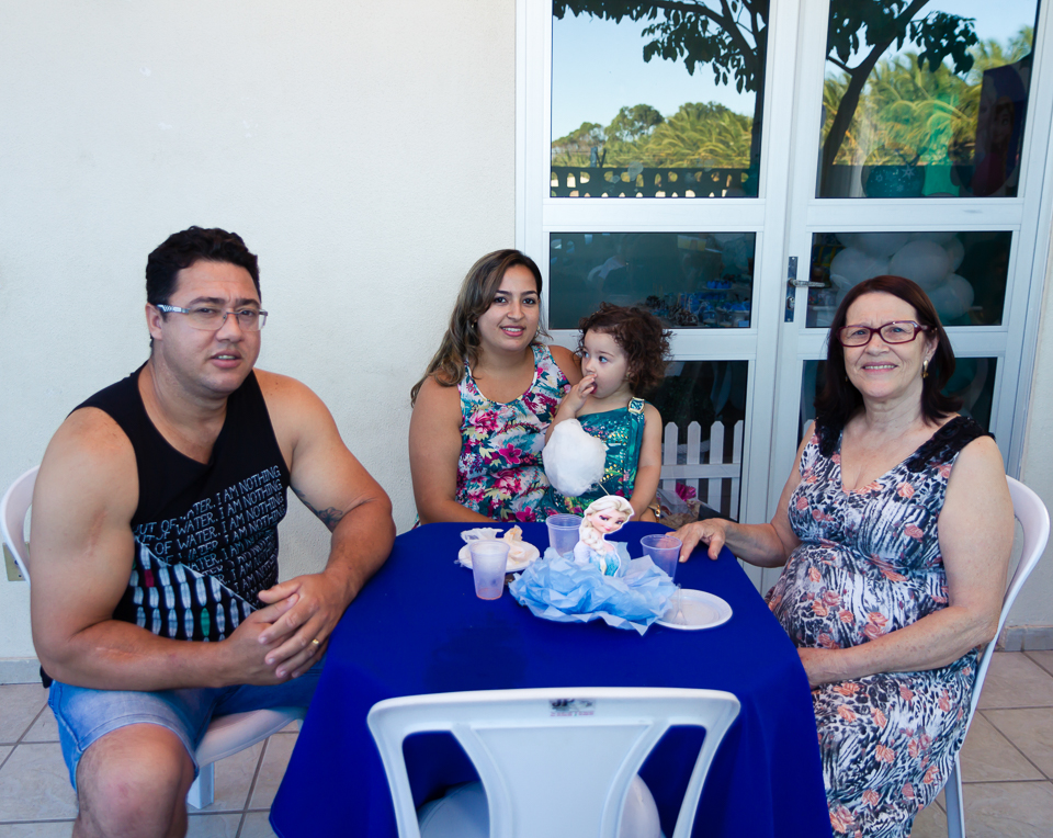 Menininhas com a mão na boca pelo fotógrafo Douglas Maia