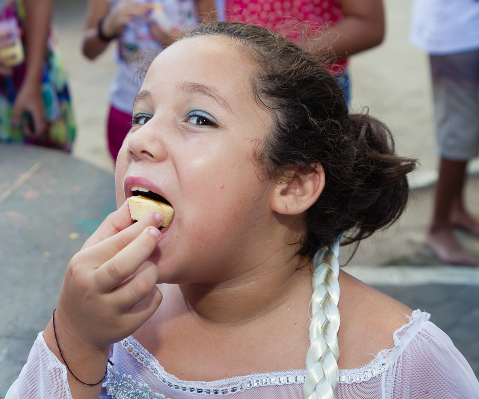 Duda comendo salgadinho pelo fotógrafo Douglas Maia