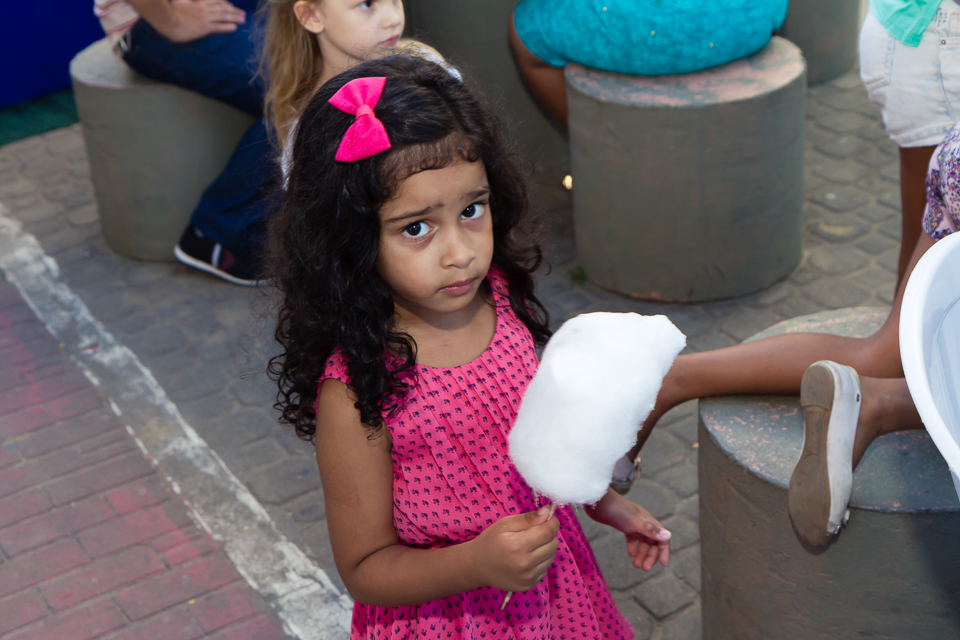 Menina com algodão doce pelo fotógrafo Douglas Maia