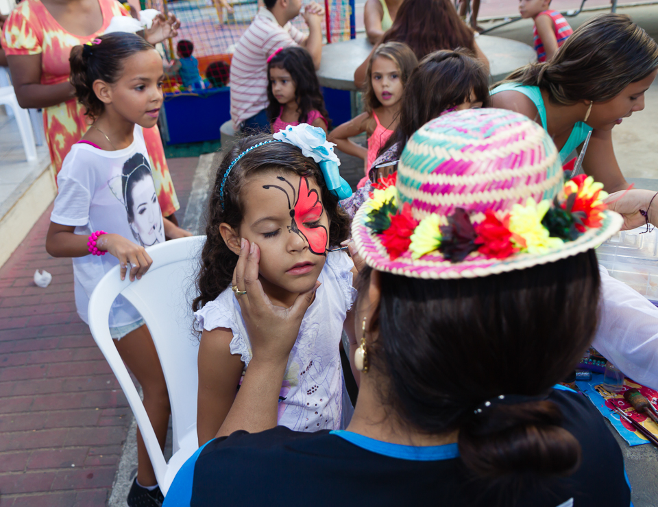 Pintura no rosto de borboleta pelo fotógrafo Douglas Maia