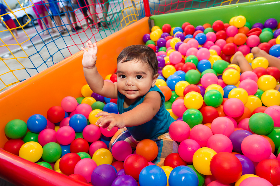 Menininho na piscina de bolinhas pelo fotógrafo Douglas Maia