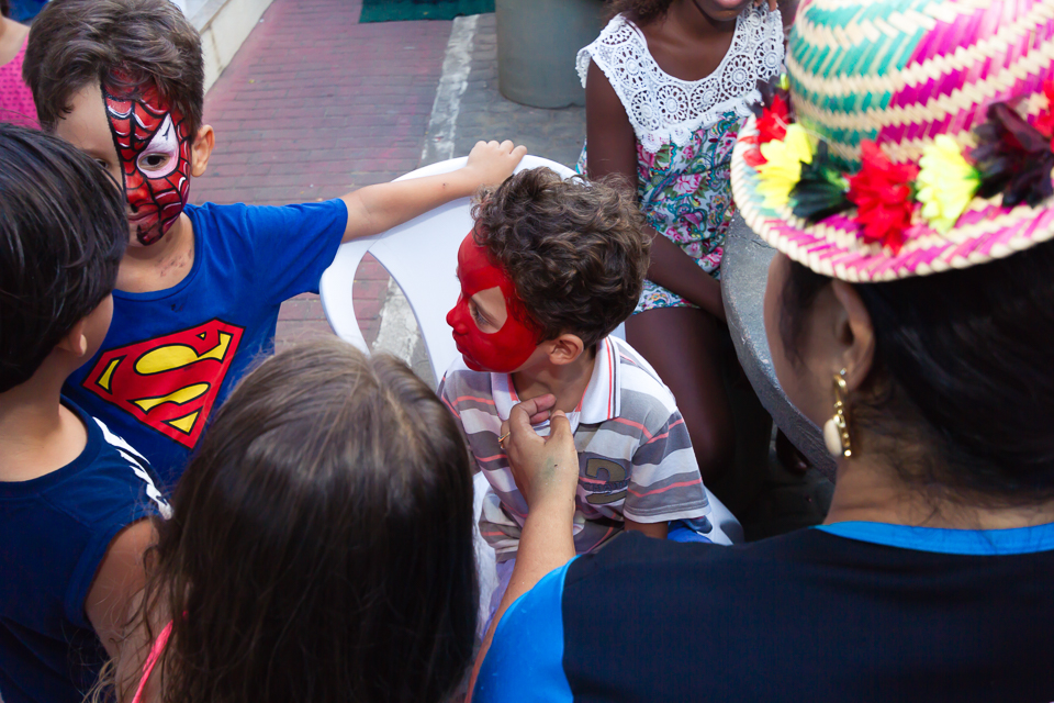 Menino com rosto pintado pelo fotógrafo Douglas Maia