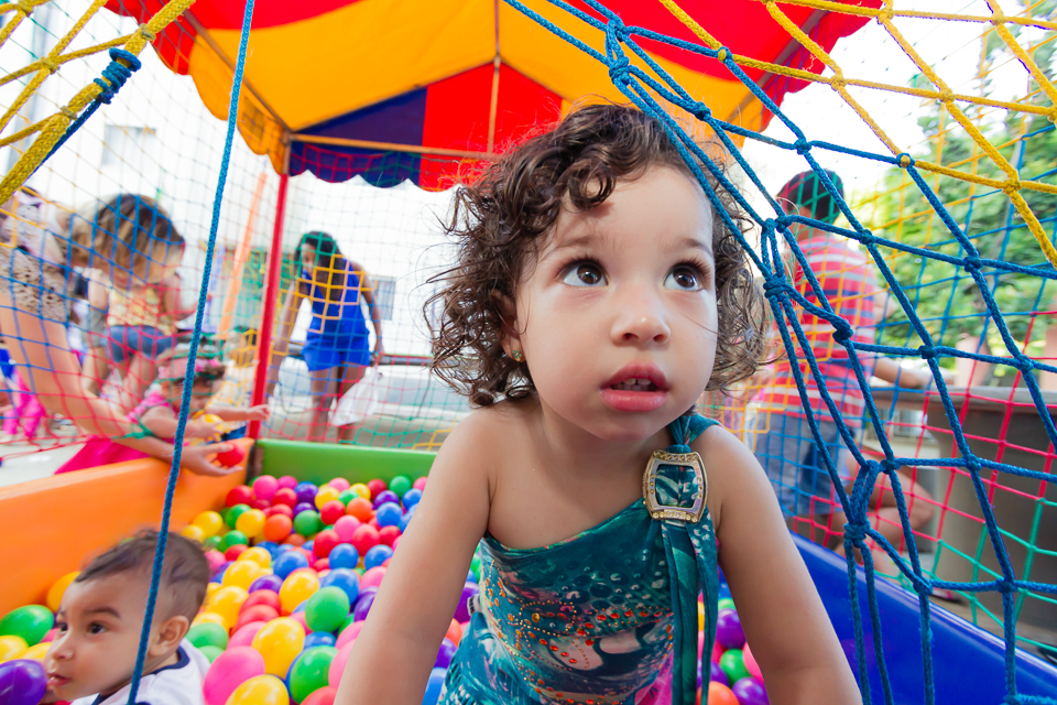 Linda garotinha na piscina de bolinhas pelo fotógrafo Douglas Maia