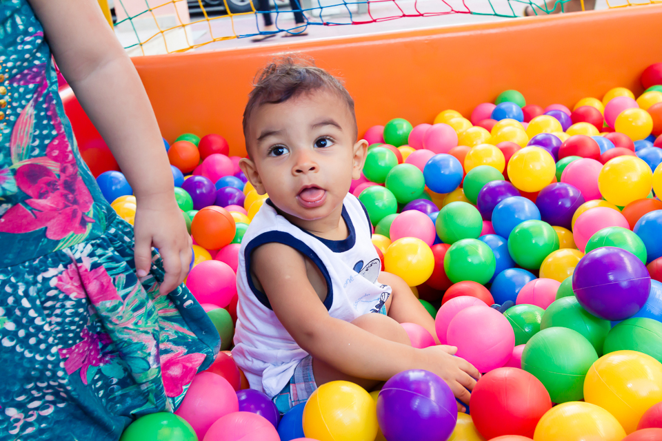 Bebê na piscina de bolinhas pelo fotógrafo Douglas Maia
