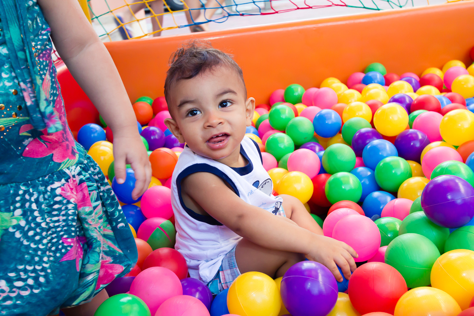 Bebê feliz na piscina de bolinhas pelo fotógrafo Douglas Maia