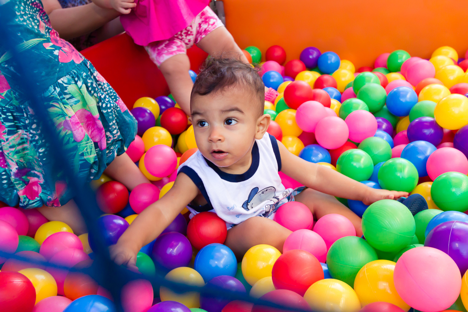 Bebê alegre na piscina de bolinhas pelo fotógrafo Douglas Maia