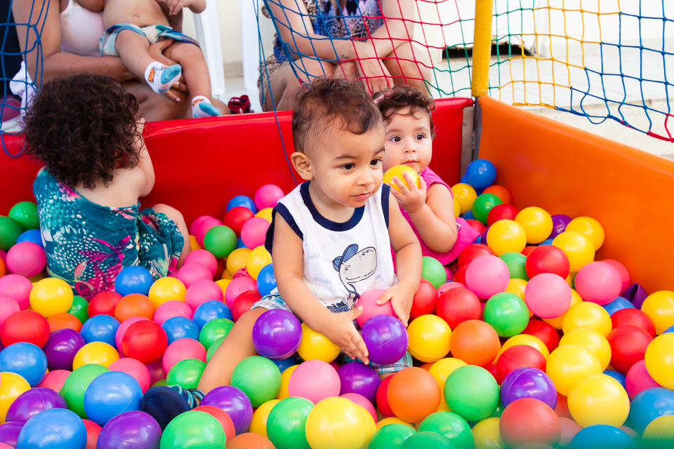 Bebê brinca na piscina de bolinhas pelo fotógrafo Douglas Maia