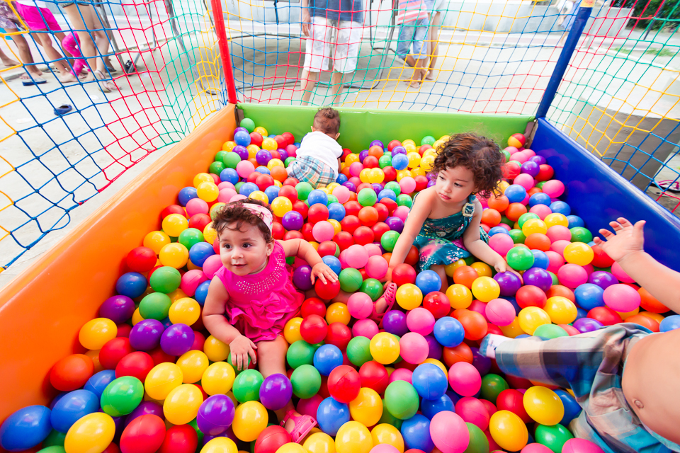 Duas meninas na piscina de bolinhas pelo fotógrafo Douglas Maia