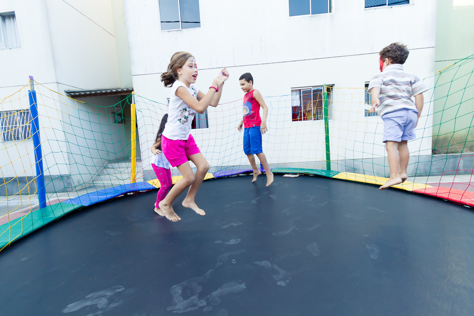 Crianças no pula pula pelo fotógrafo Douglas Maia