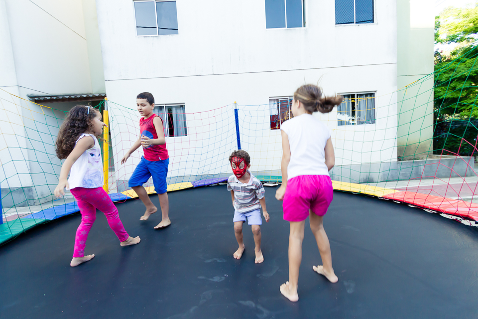 Convidados no pula pula pelo fotógrafo Douglas Maia
