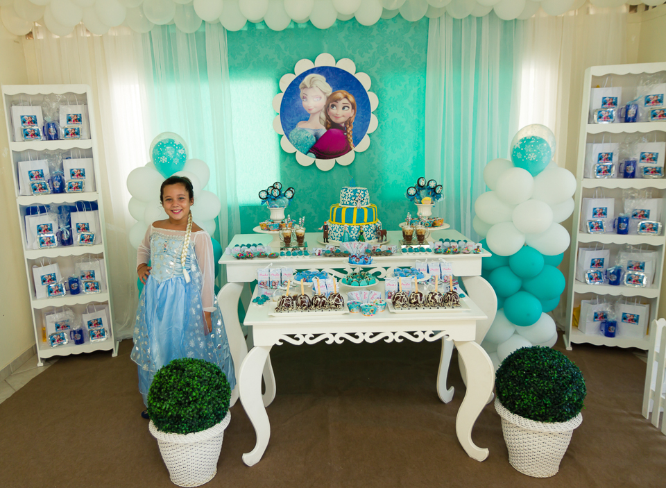 Duda posa ao lado da mesa pelo fotógrafo Douglas Maia