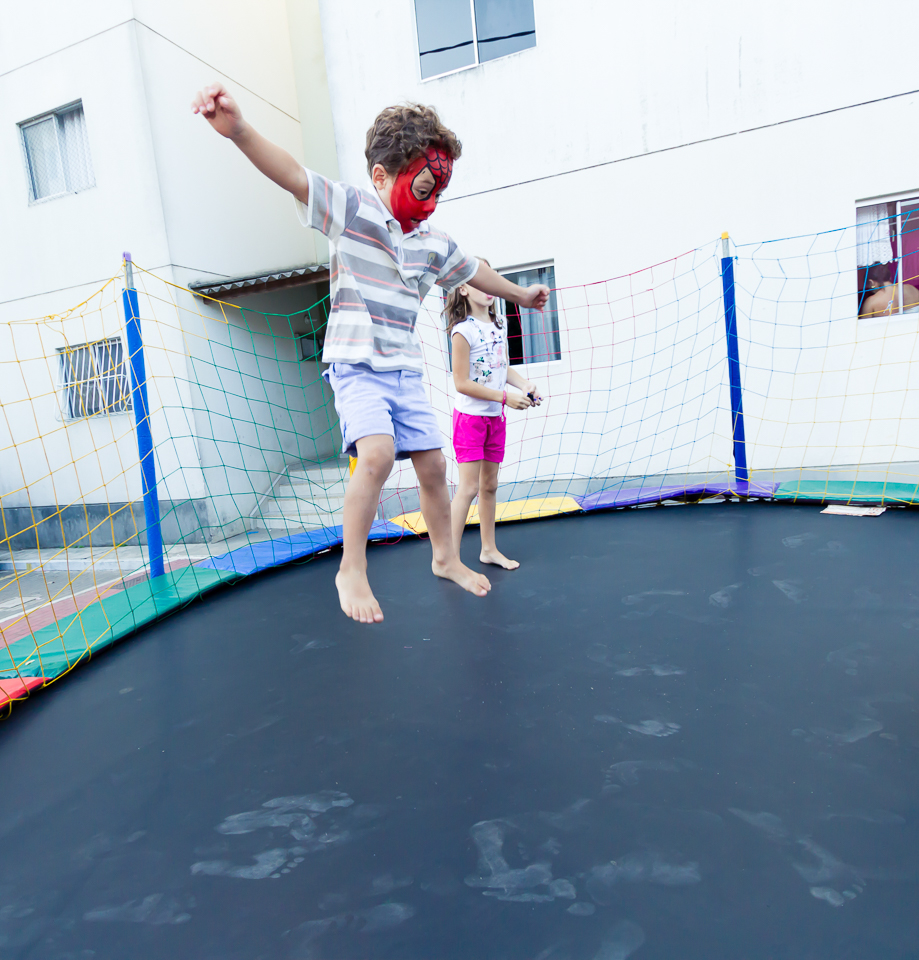 Menino se diverte no pula pula pelo fotógrafo Douglas Maia