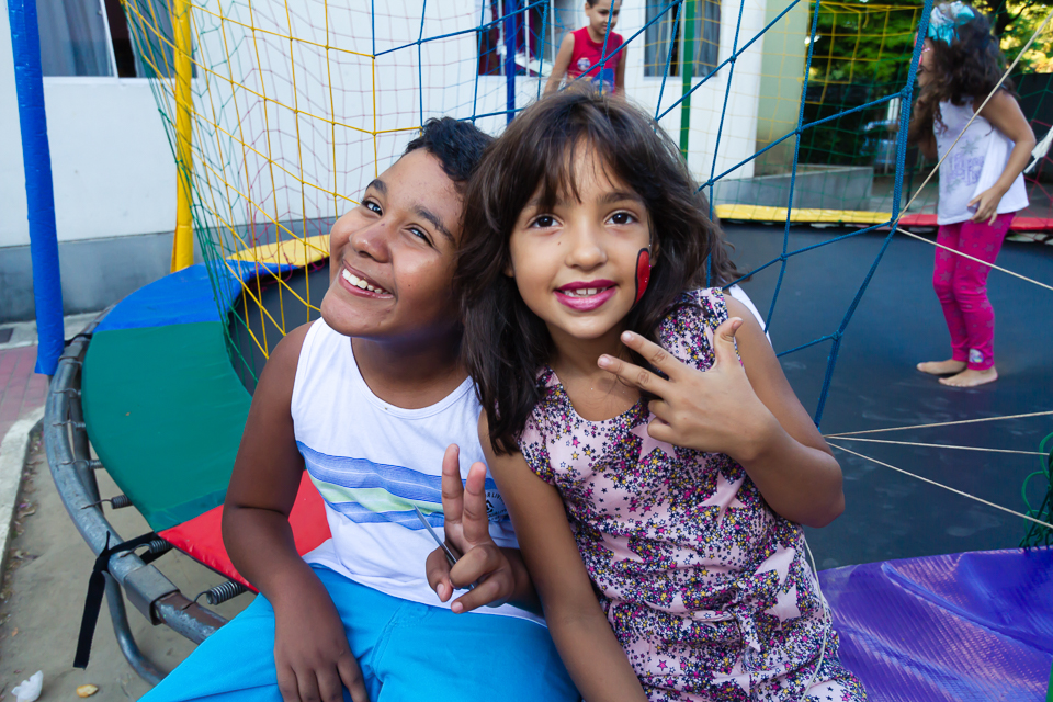 Amigos posam para a foto pelo fotógrafo Douglas Maia
