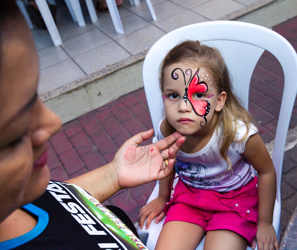 Linda menina com pintura no rosto pelo fotógrafo Douglas Maia