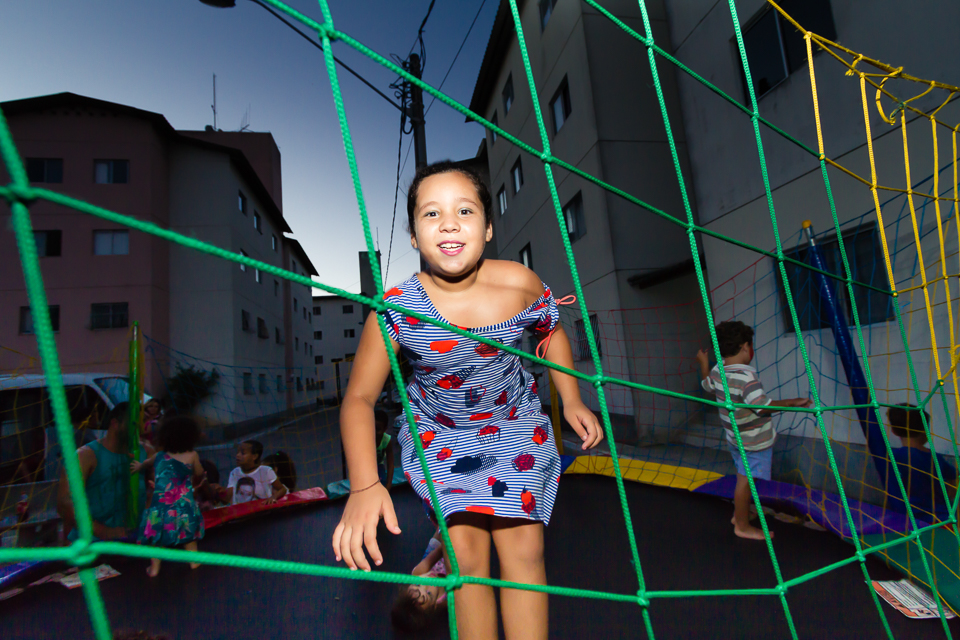 Duda olha para câmera pelo fotógrafo Douglas Maia