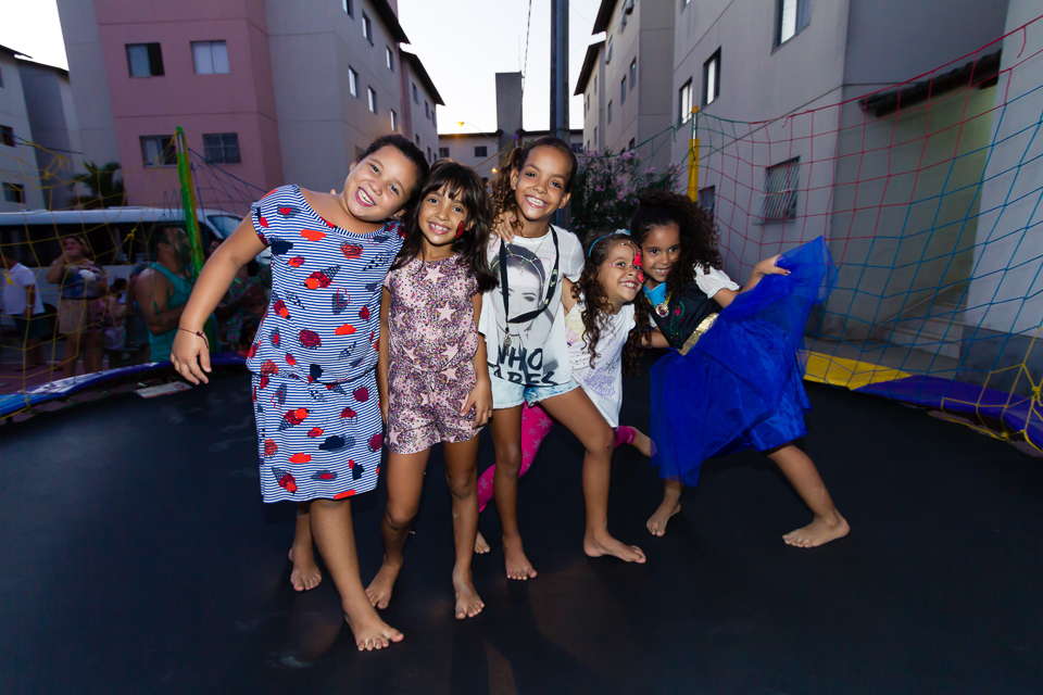 Duda e amigas no pula pula pelo fotógrafo Douglas Maia