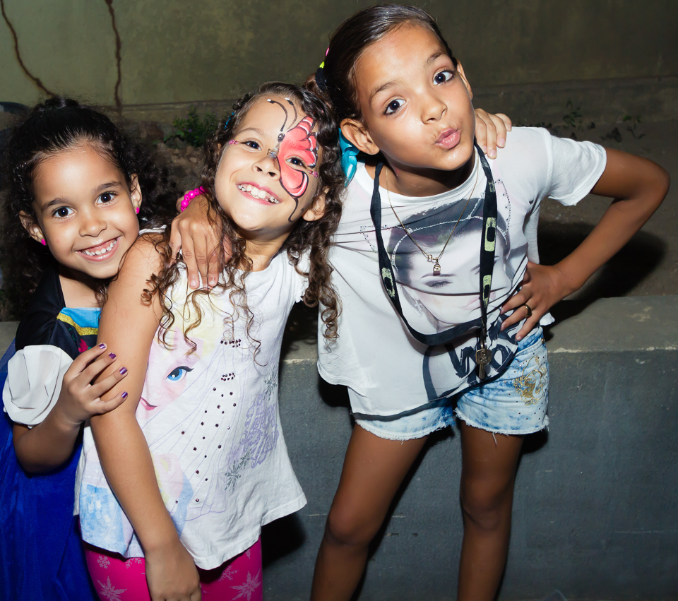 Lindas meninas felizes pelo fotógrafo Douglas Maia