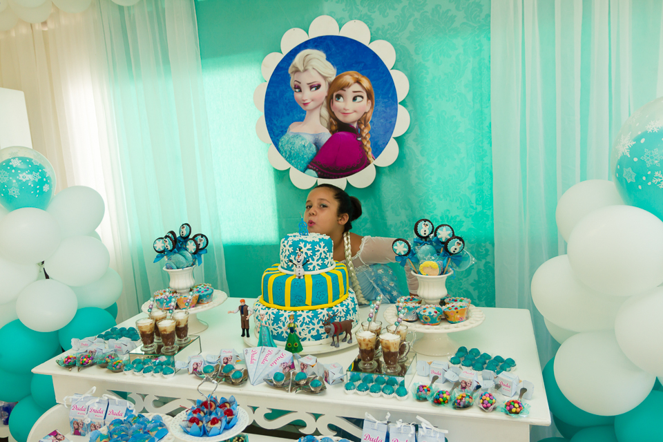 Duda atrás do bolo pelo fotógrafo Douglas Maia