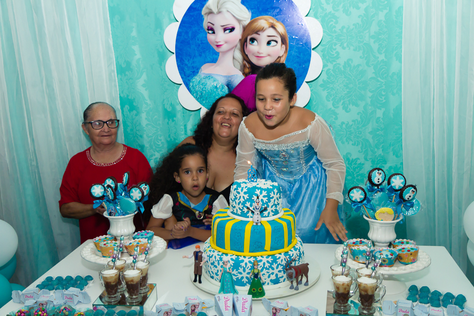 Maria Eduarda sopra a vela pelo fotógrafo Douglas Maia