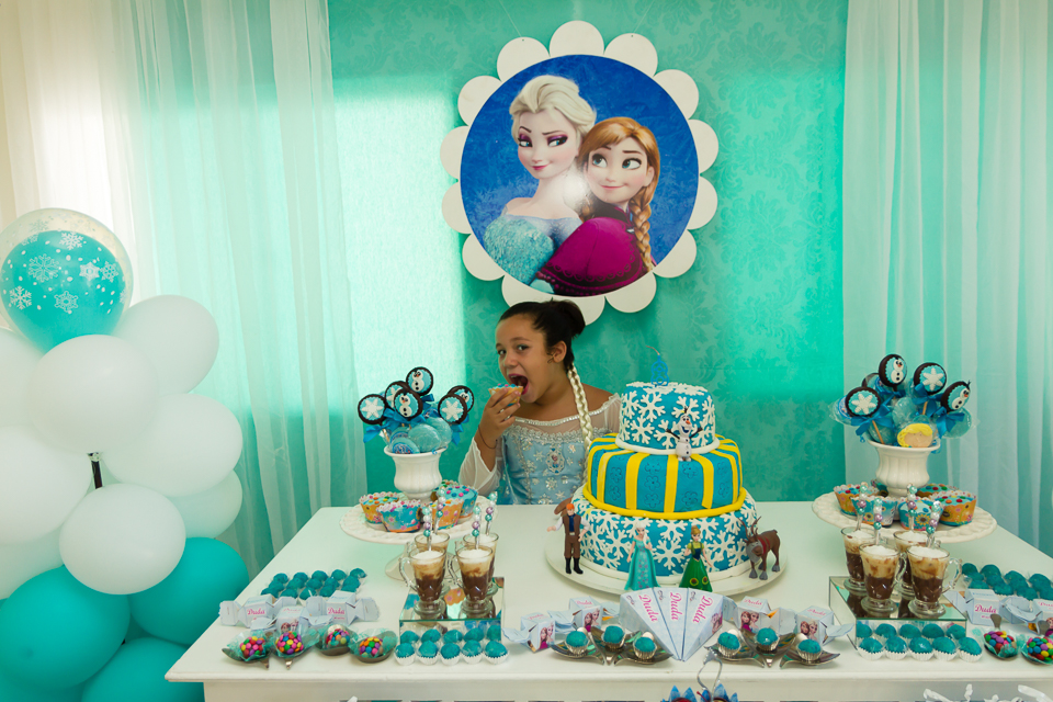 Maria Eduarda comendo pelo fotógrafo Douglas Maia