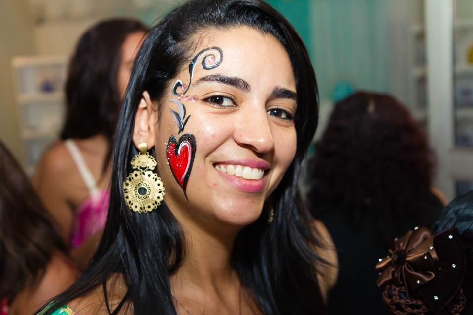 Pintura de coração no rosto pelo fotógrafo Douglas Maia