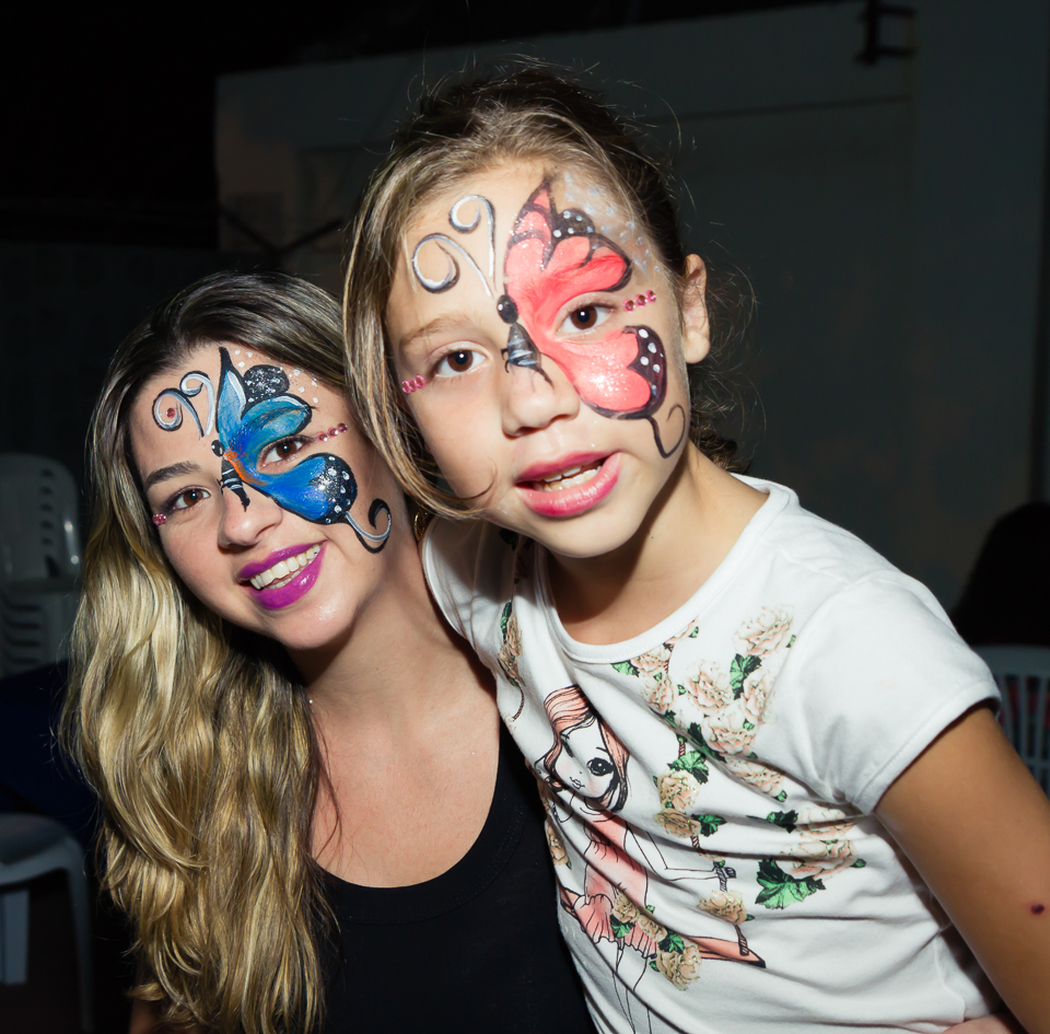 Convidadas com rosto pintado borboleta pelo fotógrafo Douglas Maia