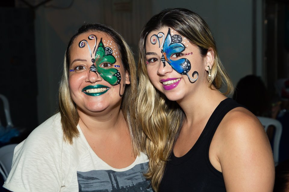 Moças com rosto pintado pelo fotógrafo Douglas Maia